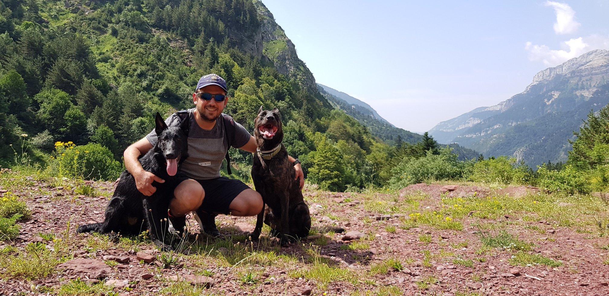 Antonio Soutiño con sus perros Kira y Kroos.